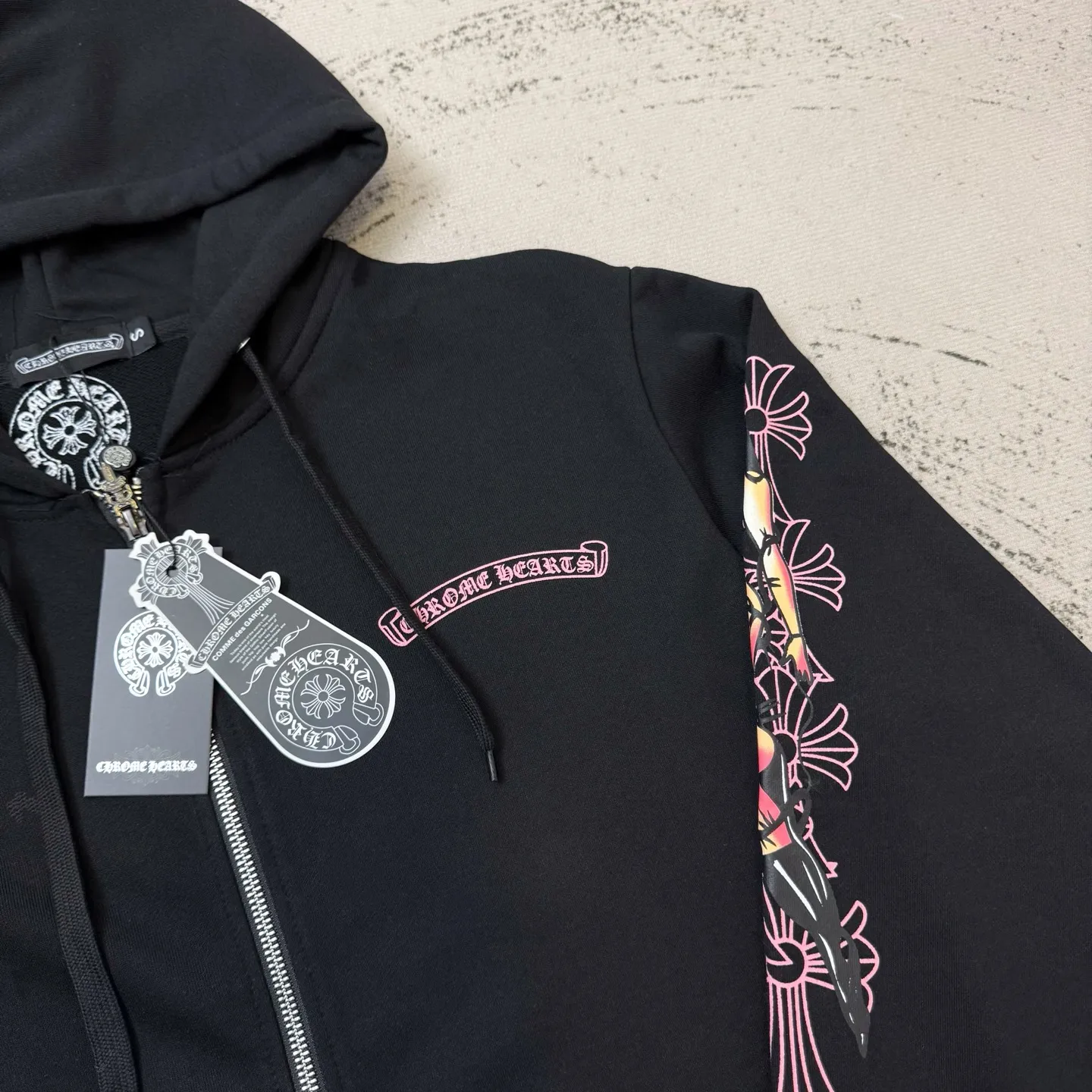 P280 ChromeHearts Miami Limited Comic Girl Hooded Sweatshirt, the same style as ChromeHearts counters. Made of 430g double-ply double-yarn pure cotton terry fabric. Original customization. Details are restored in place. Very textured on the handle. Three-dimensional and atmospheric. Versatile and easy to wear in autumn. Simple and elegant. The upper body effect is very good with os version. Suitable for all body types. Soft and comfortable. CH letter offset printing on the front panel ➕Girl joint horseshoe Sanskrit offset printing on the back panel. Small mark on the hem. Machine washable. No fading, no deformation, complete accessories, original mold opening, perfect restoration of zp 2:1, same style for men and women, versatile and easy to match, size s m l xl color black